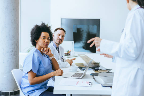 istock Two medical colleagues in a discussion 2112296286