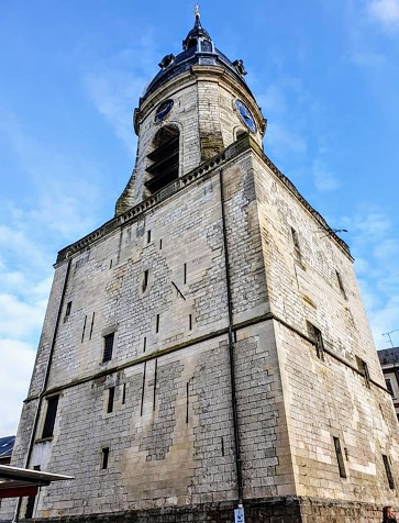 Campanario de Amiens es un campanario situado en la Place au Fil, en el centro de la ciudad de Amiens