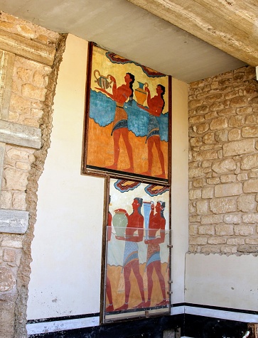 Knossos Palace is the most important of the Minoan palaces in Crete (Greece). It was built around 2000-1900 BC. C. and rebuilt again after suffering two destructions around 1700 and 1450 BC. c