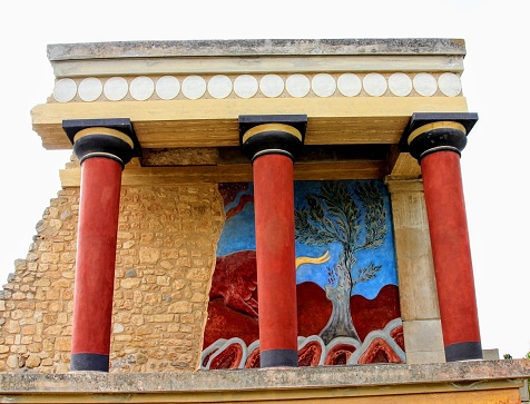 Knossos Palace is the most important of the Minoan palaces in Crete (Greece). It was built around 2000-1900 BC. C. and rebuilt again after suffering two destructions around 1700 and 1450 BC. c