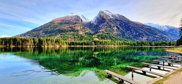 Hintersee in den Alpen - Wasserspiegelung und Holzstege
