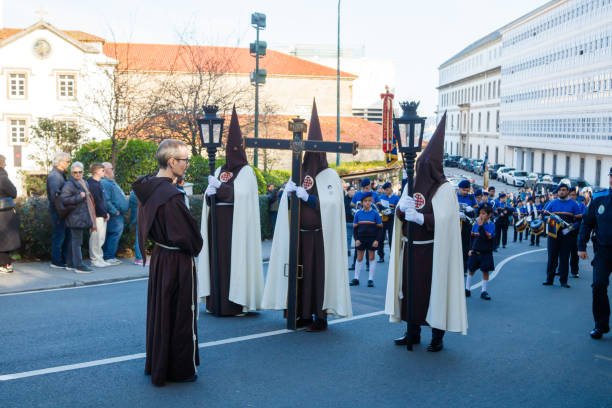 männer einer ordensbruderschaft marschieren während der karwoche in la coruña, galicien, spanien die straße entlang - bible youth organization teenager christianity stock-fotos und bilder