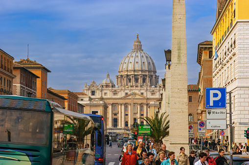 square with an obelisk centered and framed between the two domes of the church of santa maria de Popolo, Rome.
