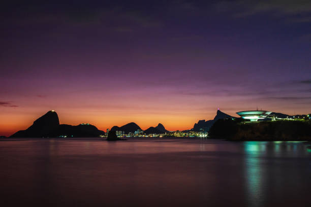 view of rio de janeiro city silhouette at sunset, niteroi - brazil silhouette sunset guanabara bay zdjęcia i obrazy z banku zdjęć