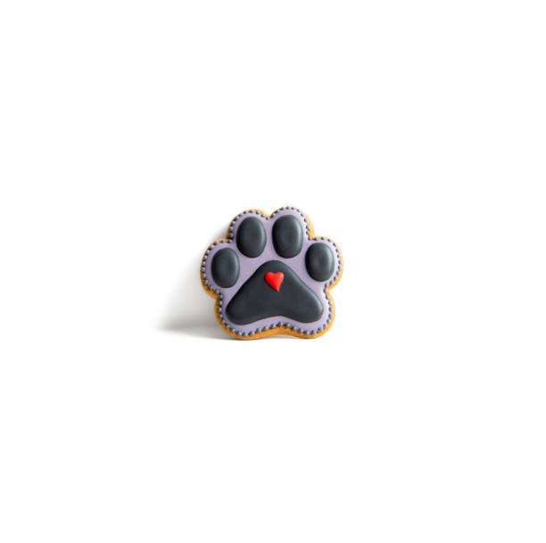 istock Paw print shaped gingerbread cookies 2113441587