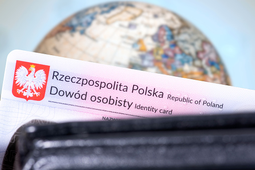 Polnischer Personalausweis und ein Globus
