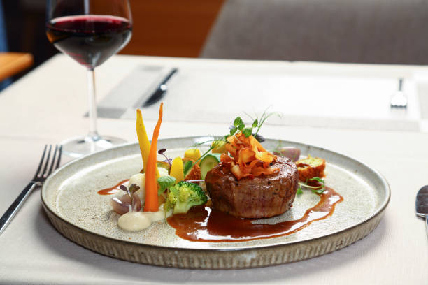 grilled steak on plate with vegetables - steak filet mignon elegance restaurant zdjęcia i obrazy z banku zdjęć