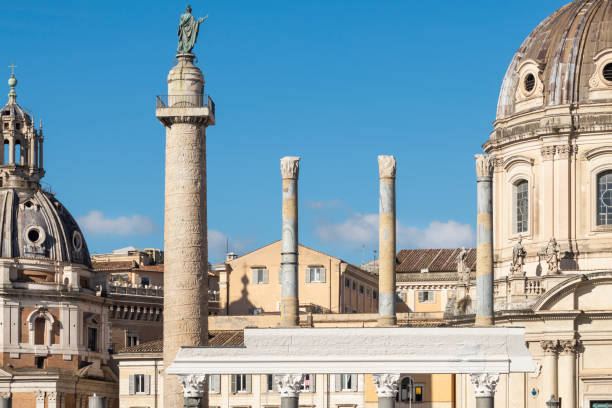 colonne trajans. point de repère du paysage urbain de la rome antique. monument du forum romain. italie - trajano photos et images de collection