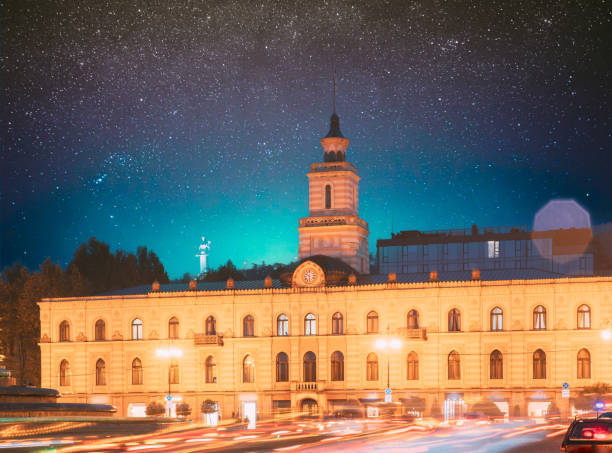 Tbilisi, Georgia. Amazing Bold Bright Blue Starry Sky Gradient Above Tbilisi City Hall In Freedom Square In City Center. Clock-towered Edifice. Famous Landmark In Night Lighting. Travel To Georgia. tiflis, georgia. increíble gradiente de cielo estrellado azul brillante en negrita sobre el ayuntamiento de tiflis en la plaza de la libertad en el centro de la ciudad. edificio con torre de reloj. famoso hito en iluminación nocturna. viaje a georgia