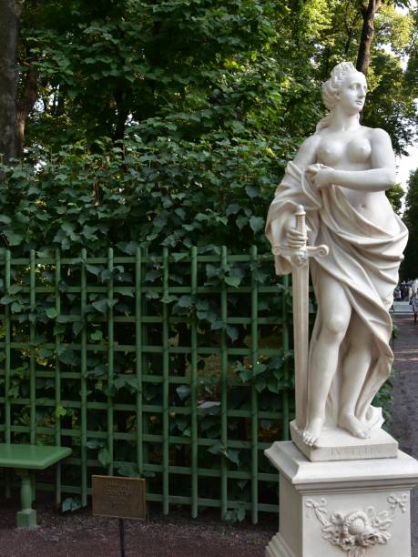 estatua de 1717 "alegorías de la justicia" de p. baratta, que se encuentra en el jardín de verano de san petersburgo - buratta fotografías e imágenes de stock
