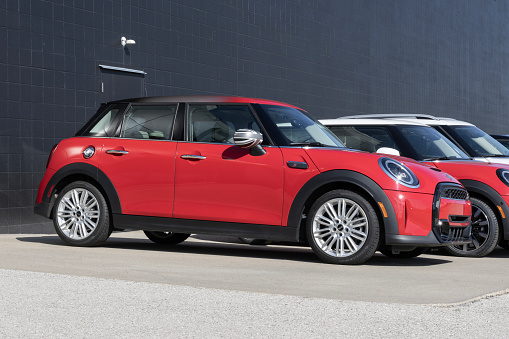 Indianapolis - March 24, 2024: MINI Hardtop 4 Door. MINI offers small cars in Countryman, Hardtop 2 or 4 Door, Convertible and Clubman models. MY:2023