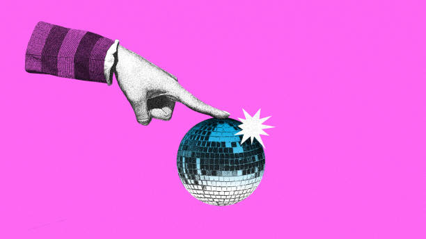 fem ale mano girando bola de discoteca sobre fondo rosa. tiempo de fiesta, celebración, disfrute y ocio. collage de arte contemporáneo. - disco ball 1970s style 1980s style nightclub fotografías e imágenes de stock