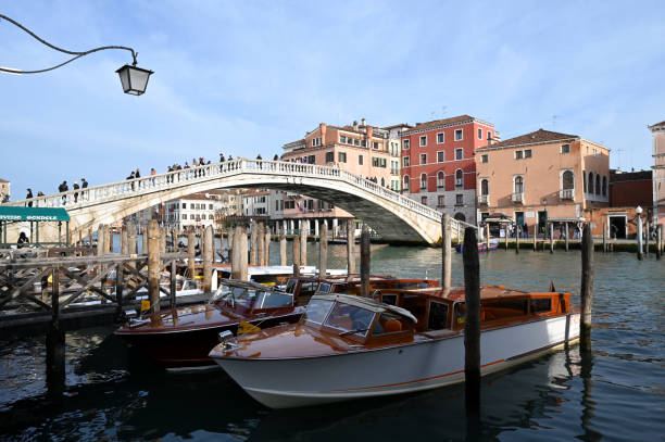 barcos taxi en el gran canal - ponte degli scalzi fotografías e imágenes de stock