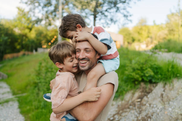 tempo di qualità con i miei ragazzi - festa del papà foto e immagini stock