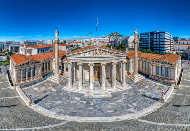 foto de detalle aéreo de la academia maestra de atenas con estatua de atenea, apolo arriba y sócrates y platón abajo, en el corazón de atenas, ática, grecia - plato philosopher statue greek culture fotografías e imágenes de stock