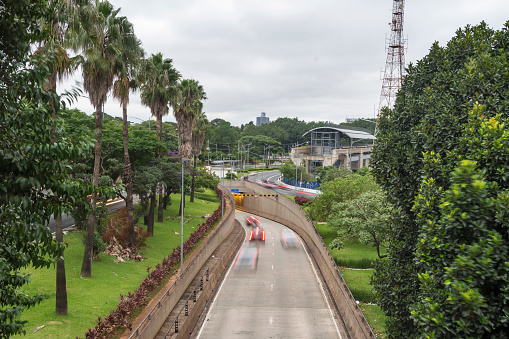 Entrance to the Paulo Autran tunnel that gives access to Congonhas Airport, São Paulo, Brazil. 02.18.24. Avenida Wahington Luis. In the background, concrete structure and works on the VLT train.