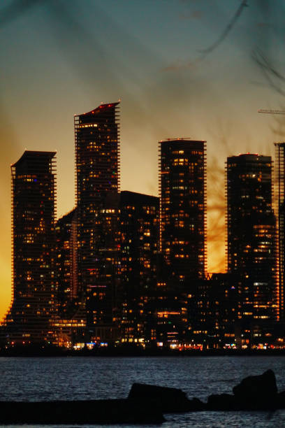 istock Toronto•dusk of hope-1 2115740351