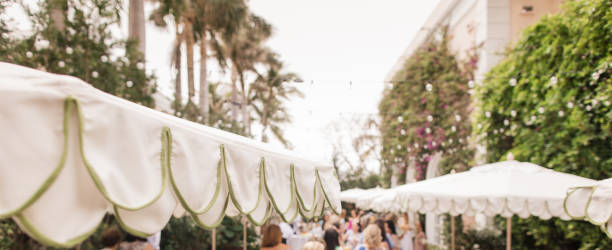 ombrello smerlato verde salvia e bianco a una festa primaverile in giardino a palm beach, in florida, nel marzo del 2024 - spring decoration orange series foto e immagini stock