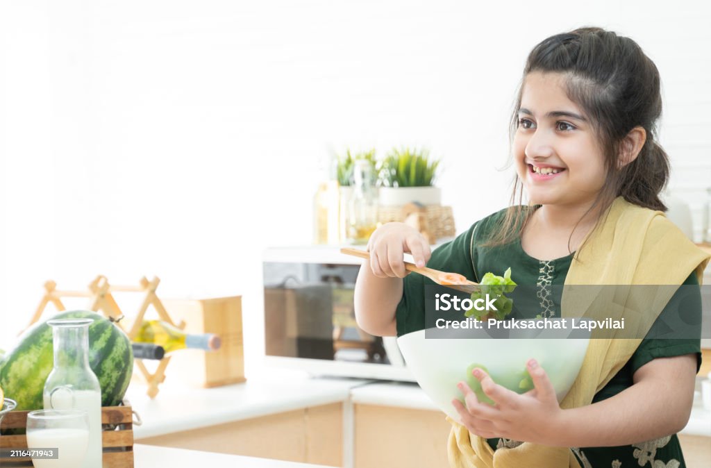 เด็กหญิงมุสลิมตัวน้อยชาวปากีสถานที่น่ารักในชุดพื้นเมืองยิ้มทําสลัดผักเตรียมอาหารเช้าท� - ไม่มีค่าลิขสิทธิ์ การถ่ายภาพ - ภาพ ภาพสต็อก เด็กหญิงมุสลิมตัวน้อยชาวปากีสถานที่น่ารักในชุดพื้นเมืองยิ้มทําสลัดผักเตรียมอาหารเช้าท� - ไม่มีค่าลิขสิทธิ์ การถ่ายภาพ - ภาพ ภาพสต็อก