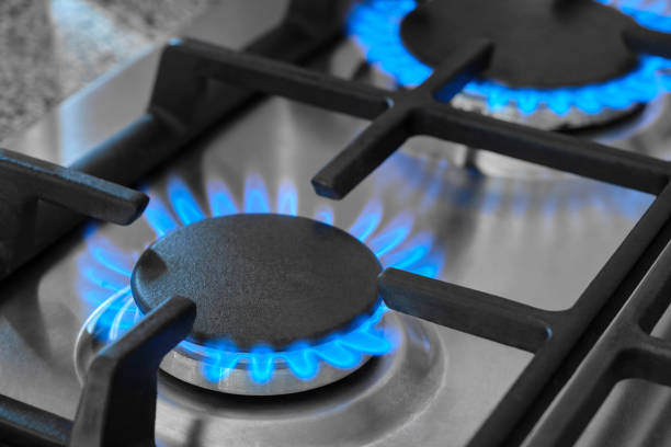 closeup of the blue flames from a gas stove - ciepła zdjęcia i obrazy z banku zdjęć