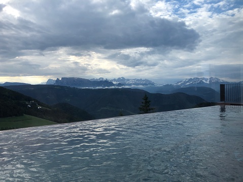 Outdoor swimming pool with views over the Alps