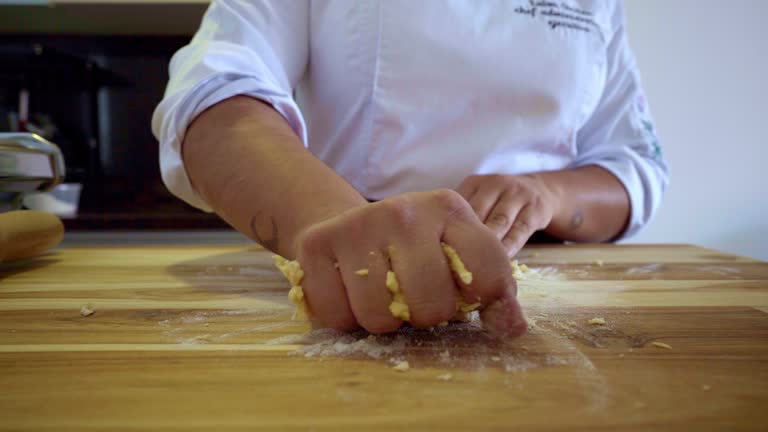 Preparation of pasta at home from scratch