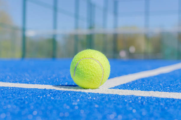 una pallina in un campo da paddle tennis blu, sport con racchetta - tennis baseline fun sports and fitness foto e immagini stock