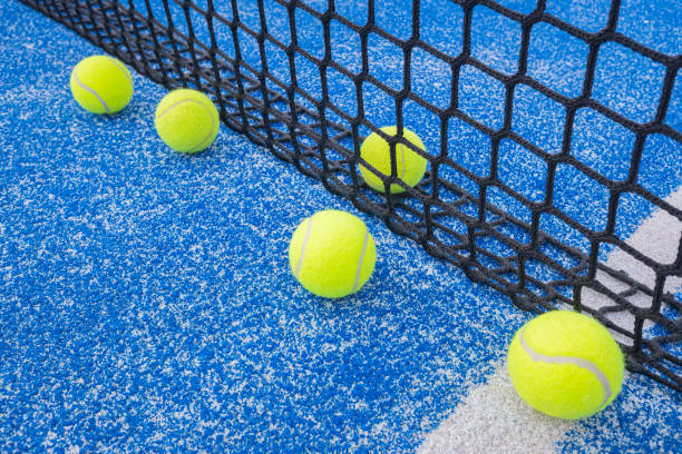 cinque palle vicino alla rete in un campo da paddle tennis, concetto di sport con racchetta - tennis baseline fun sports and fitness foto e immagini stock