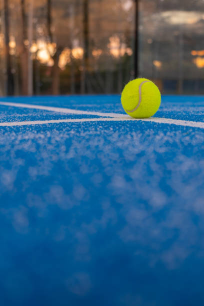 мяч на площадке корта для паддл-тенниса на закате, ракетные виды спорта - tennis baseline fun sports and fitness стоковые фото и изображения