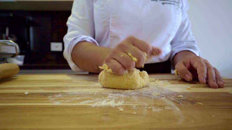 Preparation of pasta at home from scratch