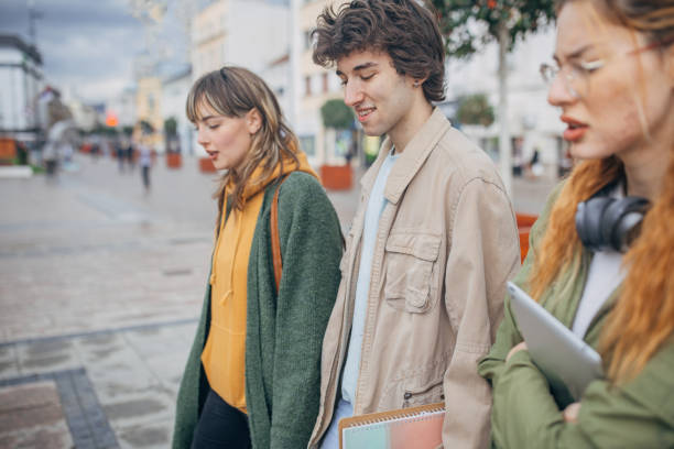 istock Friends together in city 2117248089