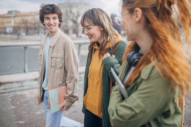 istock Friends in city 2117251329