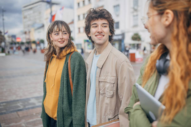 istock Friends together in city 2117260548