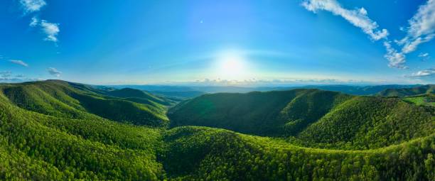 as the sunlight arcs across the sky above the mountains - panoramic great appalachian valley the americas north america imagens e fotografias de stock