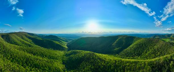 когда солнечный свет скользит по небу над горами, - panoramic great appalachian valley the americas north america стоковые фото и изображения