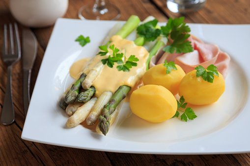Asparagus with hollandaise sauce and ham