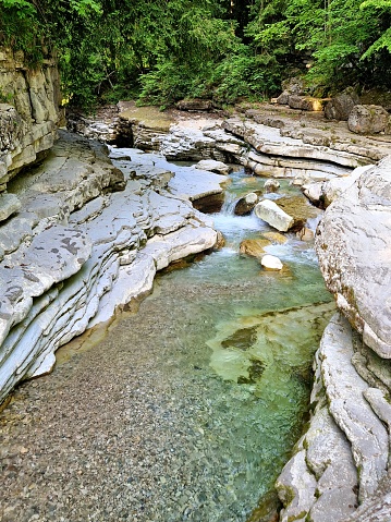 Gebirgswasser zwischen Felswänden im Tauglgries Nähe Kuchl - Naturschutzgebiet in den Alpen