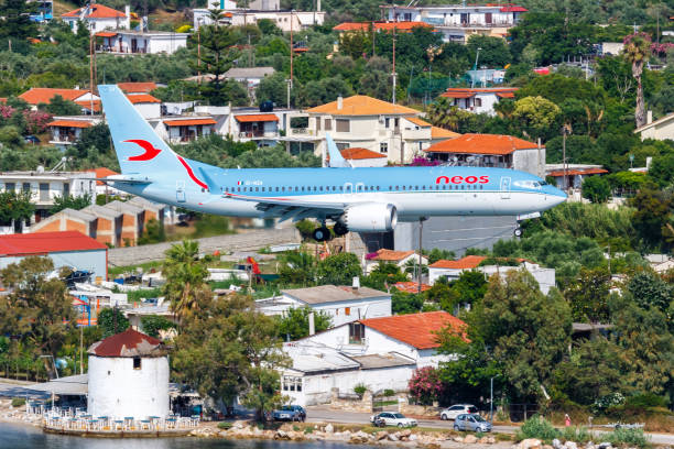 avión neos boeing 737 max 8 en el aeropuerto de skiathos en grecia - 13417 fotografías e imágenes de stock