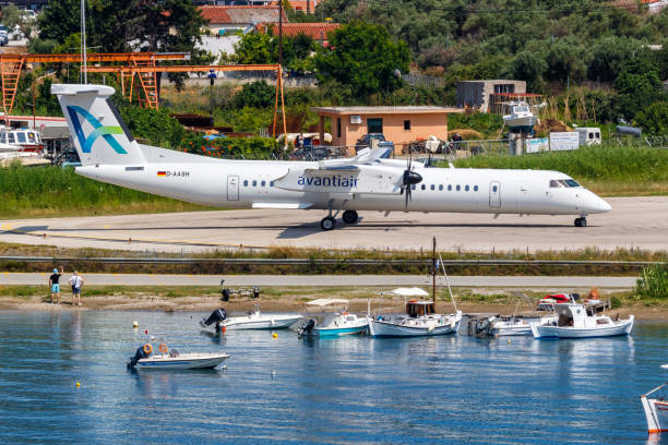 avión avanti air de havilland dash 8 q400 en el aeropuerto de skiathos en grecia - 13427 fotografías e imágenes de stock