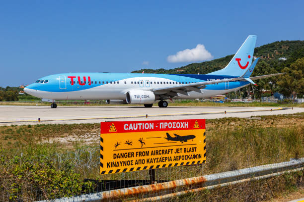 avion boeing 737-800 de tui à l’aéroport de skiathos en grèce - 13431 photos et images de collection