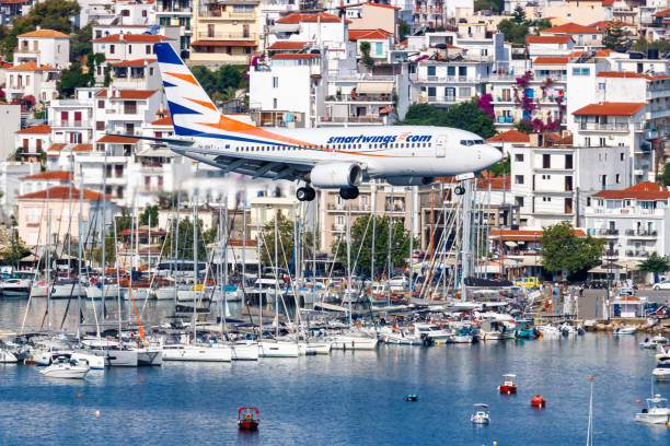 avião boeing 737-700 smartwings no aeroporto de skiathos na grécia - 13422 - fotografias e filmes do acervo