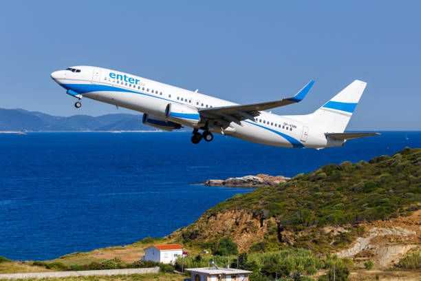 entre no avião boeing 737-800 da air no aeroporto de skiathos, na grécia - 13414 - fotografias e filmes do acervo