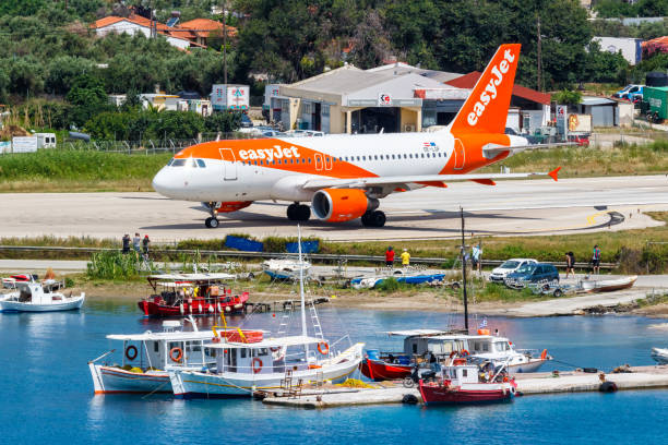 avião airbus a319 da easyjet no aeroporto de skiathos na grécia - 13412 - fotografias e filmes do acervo