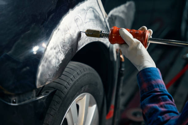 istock Mechanic working with front fender in tire fitting 2118278642