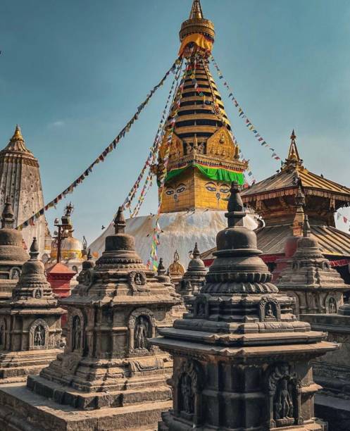 el templo de swoyambhunath es uno de los santuarios budistas más sagrados - swayambhunath fotografías e imágenes de stock