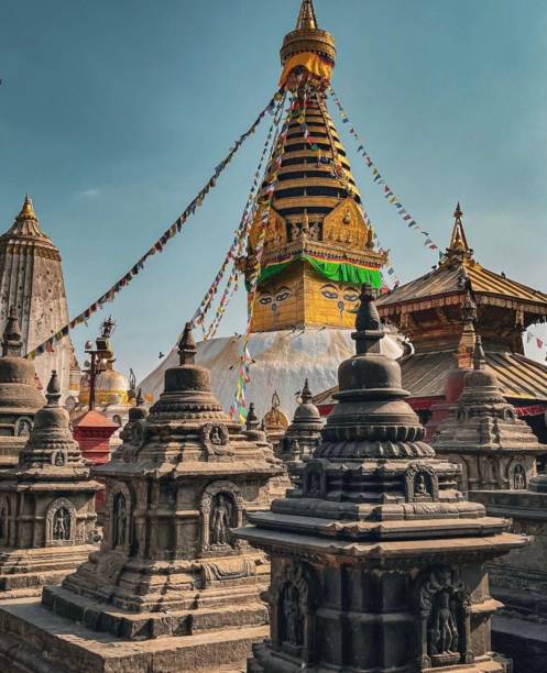 il tempio di swoyambhunath è uno dei santuari buddisti più sacri - swayambhunath foto e immagini stock