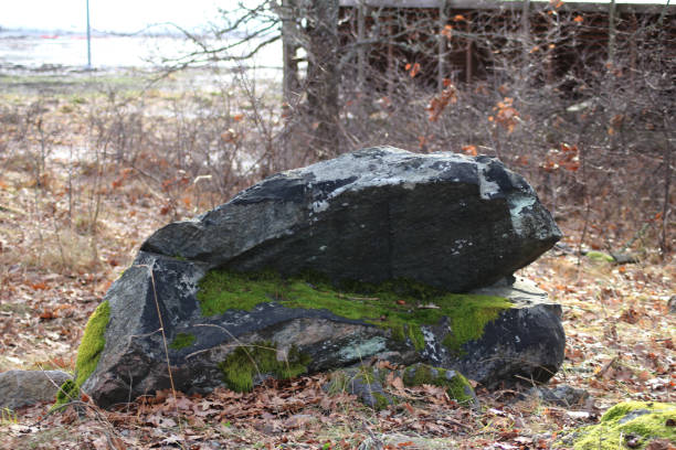 istock A big rock that looks like it have a big mouth 2119212670