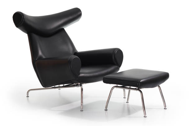 白い背景にスタイリッシュな黒い革張りのラウンジチェア - armchair chair leather black ストックフォトと画像