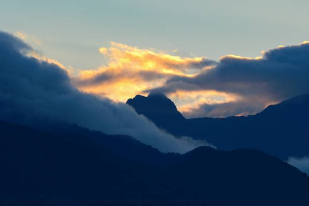 파나마 볼칸 바루 국립공원 위의 일몰과 구름 - panama canal panama mountain sunset 뉴스 사진 이미지