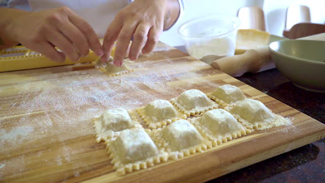 Preparation of pasta at home from scratch